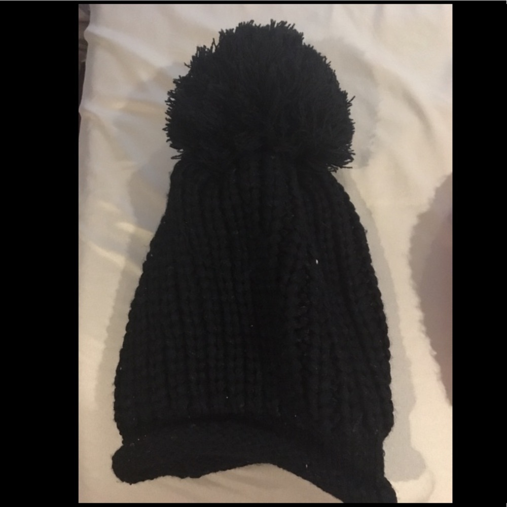 Black Pom Pom hat